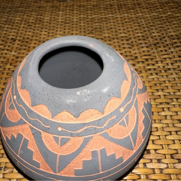 Navajo Pottery Hand Etched Pyramid Bird Geometric 3 1/8" Pot Gray Orange Signed - Picture 5 of 9